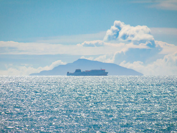 Interislander Kaiarahi floating past Kapiti RH3999 800x600 ResizedImageWzYwMCw0NTBd