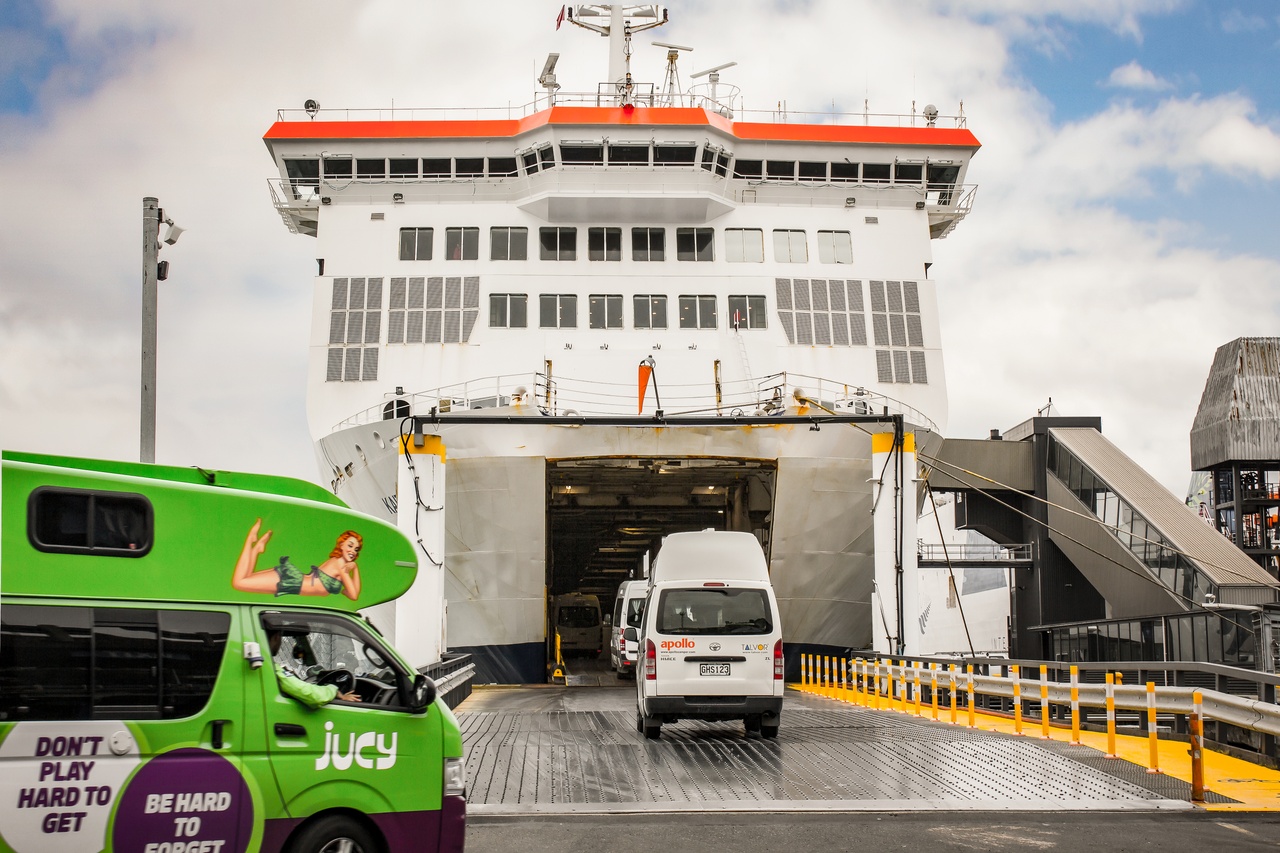 Interislander Kaitaki Campervans boarding RH0465