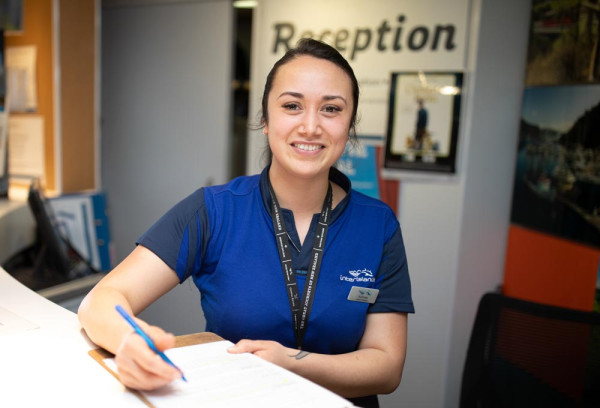 Interislander Onboard Crew Alyssa Mitchell at reception on Kaitaki 1000x680 ResizedImageWzYwMCw0MDhd