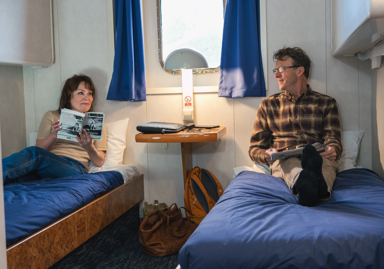 Couple lieijng in cabins