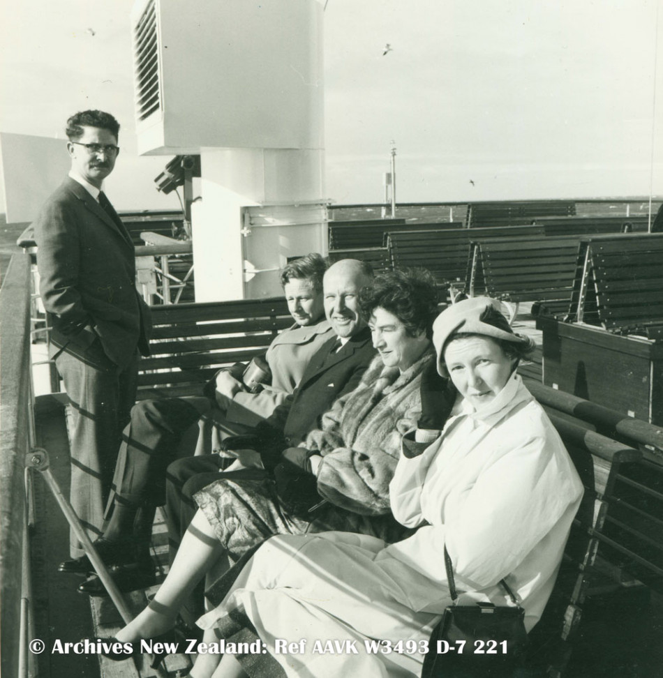 Aromoana Sitting on Deck AAVK W3493 D 7 221 ResizedImageWzk1MCw5NzJd